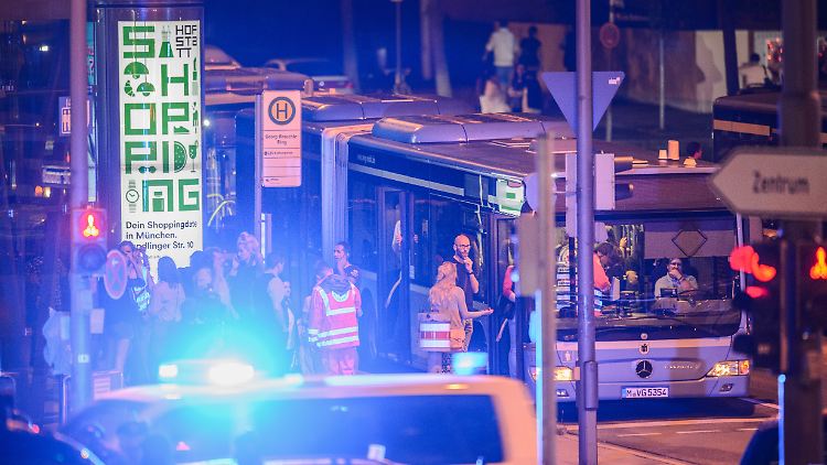 Die Unsicherheit in München ist nach der Bluttat groß: Sind noch Täter auf der Flucht?