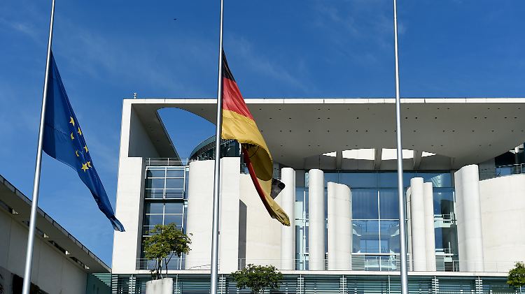 Trauerbeflaggung vor dem Kanzleramt in Berlin. Die Bundeskanzlerin war in der Nacht "nicht weit weg".