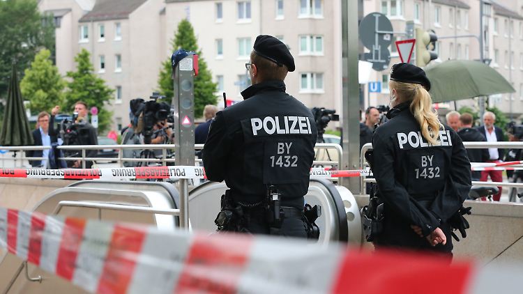 Das Gebiet um den Tatort ist weiterhin abgesperrt.