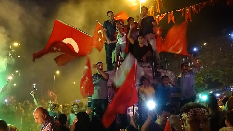 Überall leuchtet das Rot der türkischen Fahne - hier im Stadteil Fatih in Istanbul.
