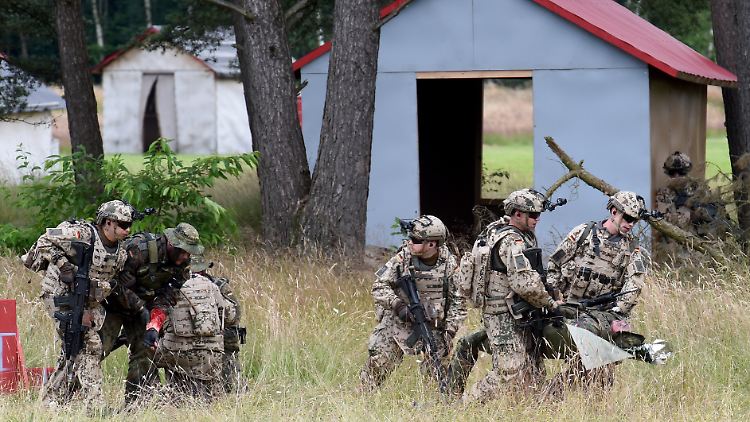 Bundeswehrsoldaten (hier bei einer Übung) dürfen bislang nicht in der Bundesrepublik eingesetzt werden.