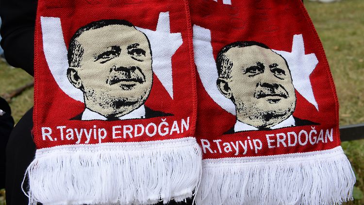 Den türkischen Präsidenten gibt es mittlerweile schon als Fanschal - hier getragen von einem Erdogan-Anhänger bei einer Demonstration in Berlin.
