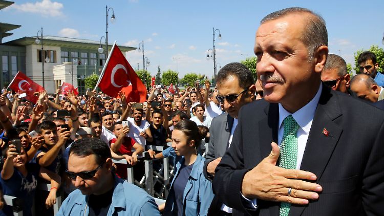 Erdogan am Freitag am Parlament in Ankara.
