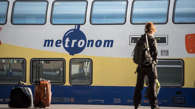 Warum der 22-Jährige in dem Metronom auf Fahrgäste losging, ist bislang unklar.