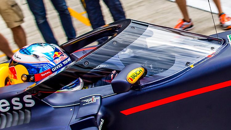 Im ersten Freien Training zum Grand Prix 2016 in Russland fuhr Daniel Ricciardo einen ersten kurzen Versuch mit einer Windschutzscheibe an seinem Red Bull.