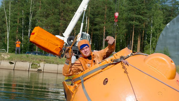 Nahe Moskau trainiert Alexander Gerst mit Kollegen die Notlandung im Wasser.