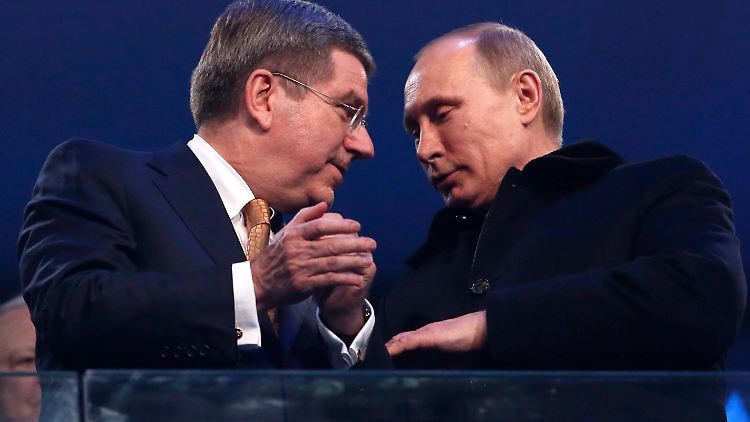 Die Männerfreundschaft von Thomas Bach (l.) und Wladimir Putin wirft einen dunklen Schatten auf die IOC-Entscheidung.
