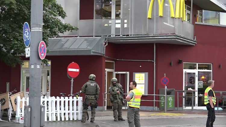 Polizisten am Tatort in München.