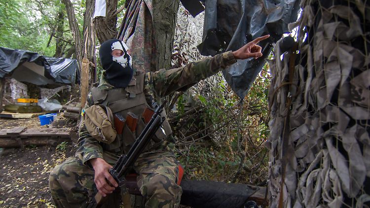 Ein maskierter ukrainischer Soldat in der Nähe von Mariupol.