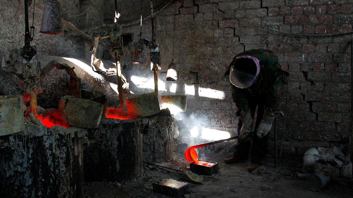 Begehrte Seltene Erden: Im chinesischen Damao füllt ein Arbeiter Lanthanum in eine Gießform.