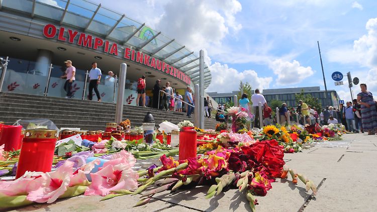 Hunderte Münchner haben vor dem Einkaufzentrum Blumen zum Gedenken an die Opfer abgelegt.