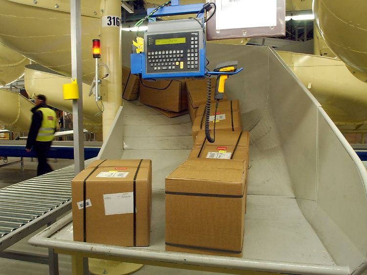 Im Frachtzentrum des amerikanischen Expressfracht-Unternehmens UPS auf dem Gelände des Flughafens Köln/Bonn.