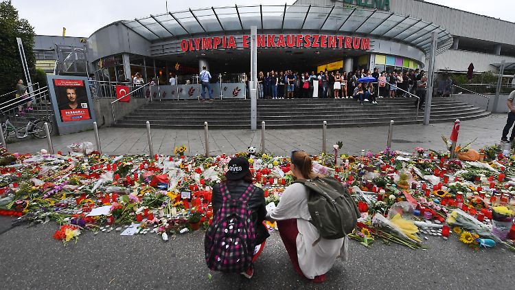 München steht unter Schock: Vor dem Olympia-Einkaufszentrum wurden etliche Blumen niedergelegt.