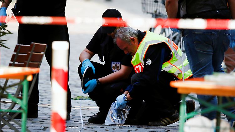 Die Ermittler untersuchen den Tatort in Ansbach.