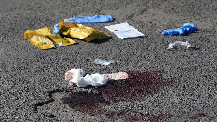 Ein 17-jähriger Afghane geht in der Nähe von Würzburg mit einer Axt und einem Messer auf Fahrgäste in einem Regionalzug los. Vier Menschen werden schwer verletzt, ein weiterer leicht. 