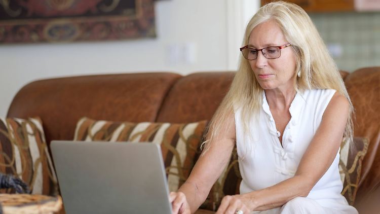 Die Blutzellen einer Frau, bei der die Menopause mit 42 Jahren eintritt, sind im Alter von 50 Jahren biologisch gesehen ein Jahr älter als jene einer Frau, deren Regelblutungen erst mit 50 enden, so die Forscher