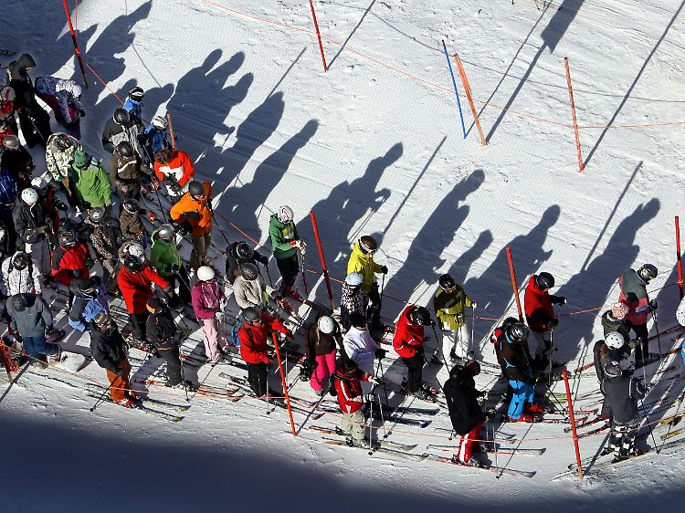 Lange Schlangen am Schlepplift auf der Zugspitze bei Grainau.