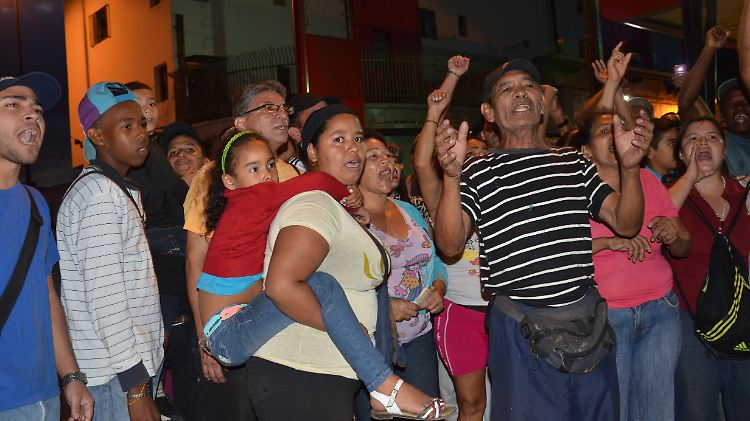 Die Situation in Venezuela heizt sich immer mehr auf, vor allem in Caracas sind Proteste mittlerweile an der Tagesordnung.