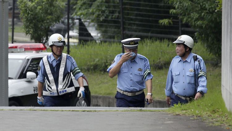Ein Polizist wischt sich nach einer Besichtigung des Tatorts Tränen aus den Augen.