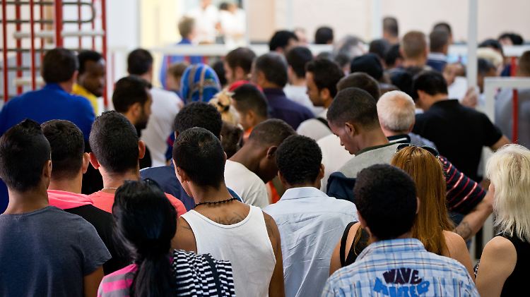 Laut Studie ist für die meisten Deutschen die Integration von Flüchtlingen die dringendste Aufgabe.