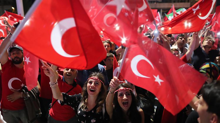 Seit dem gescheiterten Putsch gibt es in der Türkei - wie hier in Istanbul - immer wieder Demos für Präsident Erdogan.
