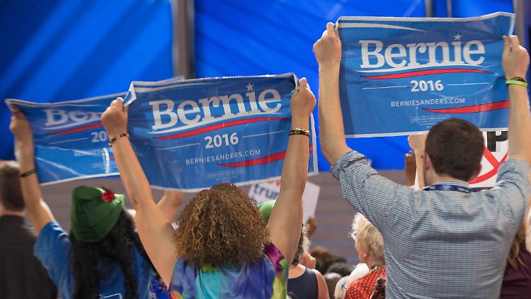 Clinton soll zur Kandidatin gemacht werden - aber auf dem Demokraten-Parteitag sind auch viele Bernie-Plakate zu sehen.