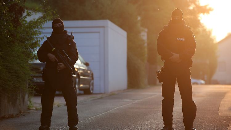 Und plötzlich Ausnahmezustand: Bewaffnete Spezialkräfte blockieren den Zugang zu einer Flüchtlingsunterkunft in Ansbach.