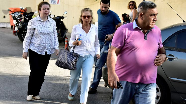 Von Polizisten flankiert wird Nazli Ilicak (2 v.l.) für einen medizinischen Check in ein Krankenhaus gebracht.