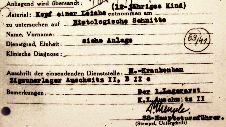 Dokument aus dem KZ Auschwitz-Birkenau, das Mengeles Unterschrift trägt.