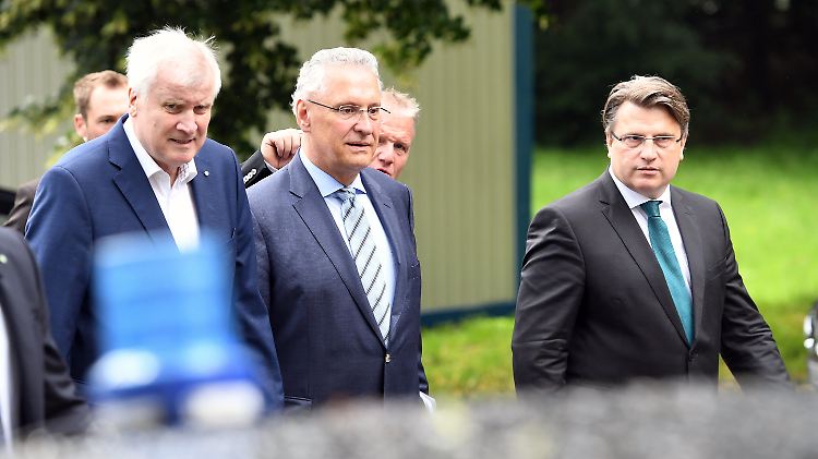 Ministerpräsident Seehofer, Bayerns Innenminister Herrmann und Justizminister Bausback in St. Quirin, wo die Landesregierung eine Klausurtagung abhält.