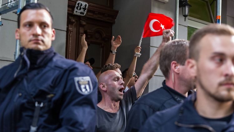 Bereits am 22. Juli waren in Berlin AKP-Anhänger auf die Straße gegangen, um eine Demo gegen Erdogan zu stören.