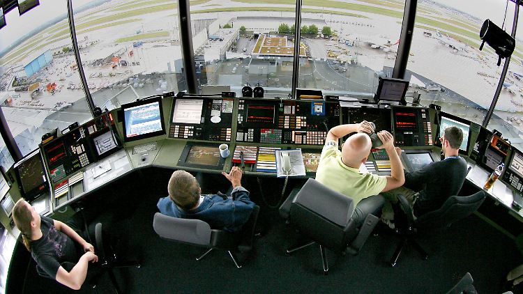 Die Fluglotsen am Frankfurter Flughafen hatten 2012 die Arbeit niedergelegt.  