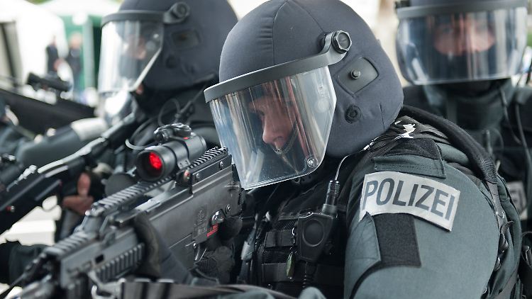 Die Landesregierung wünscht sich Ausrüstung. die auch dem Beschuss durch Kalaschnikows standhalten kann.