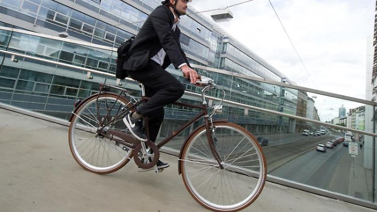 Stellt der Chef ein Dienstfahrrad zur Verfügung, können seine Mitarbeiter das Rad unter Umständen auch privat steuerfrei nutzen.