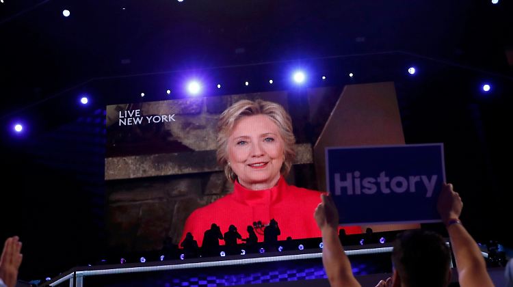 Clinton lässt sich aus New York zuschalten - und dankt ihren Anhängern.