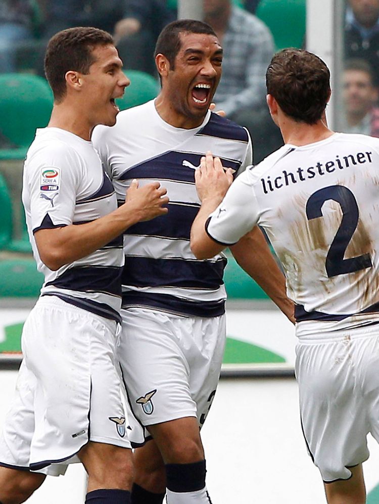Tor für Lazio: André Dias feiert und lässt sich feiern.