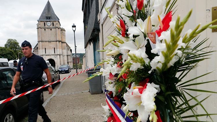Vor der Kirche in Saint-Etienne-du-Rouvray bekunden die Menschen ihr Beileid.