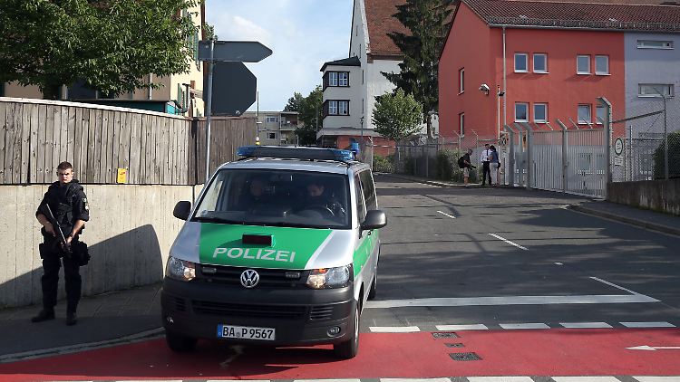 Die Polizei sucht im Zusammenhang mit dem Kofferbrand nach einem Mann und einer Frau.