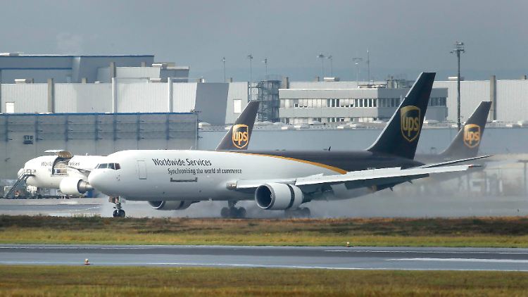 Frachtflugzeug auf dem Flughafen Köln/Bonn.