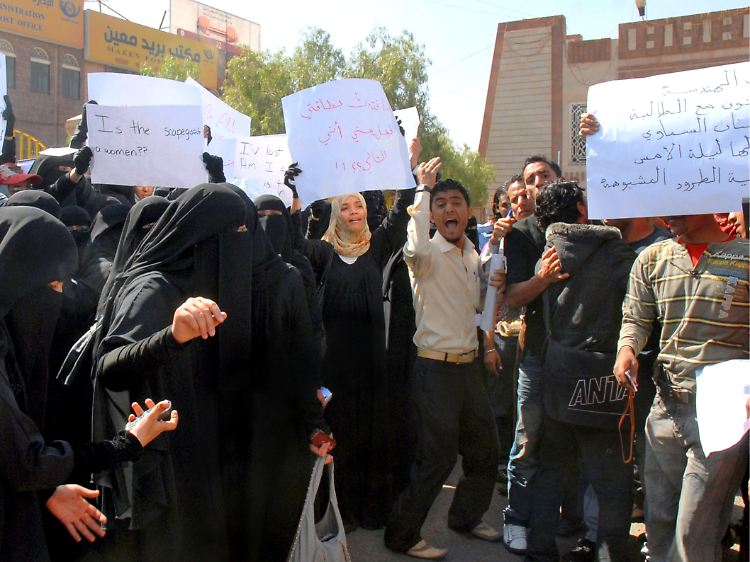Kommilitonen der festgenommenen Studentin bei einer Kundgebung vor der Universität in Sanaa.