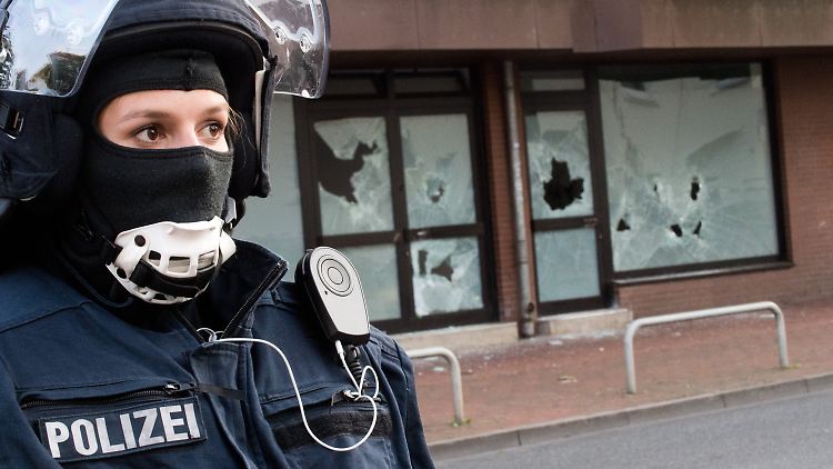Polizistin vor der Hildesheimer Moschee.