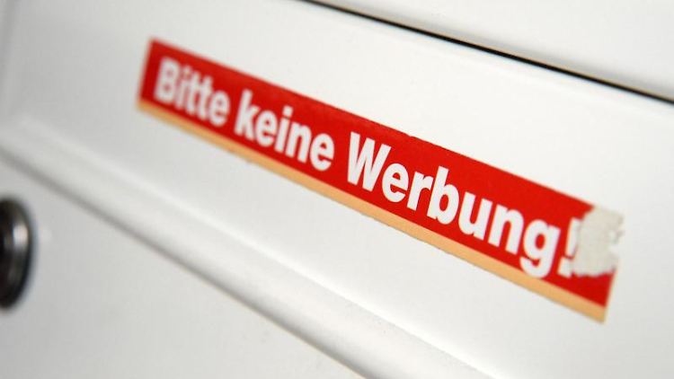 Ein Aufkleber gegen Werbesendungen erlaubt Austrägern immer noch, kostenlose Anzeigenblätter mit redaktionellem Teil in den Briefkasten zu werfen. 