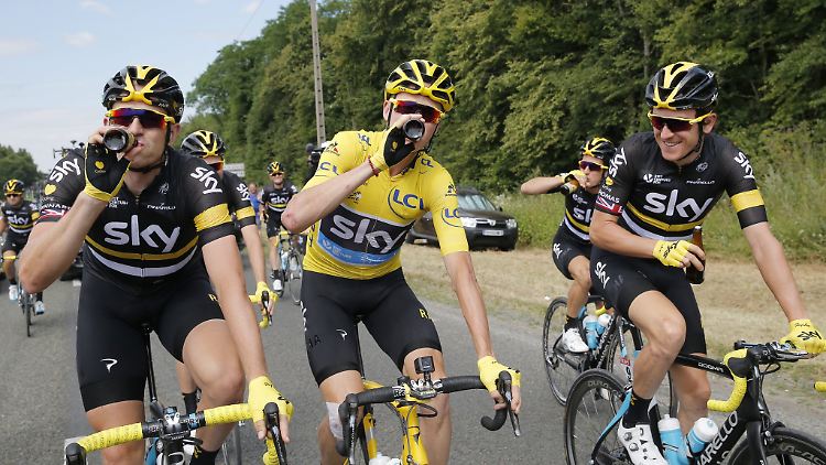 Die Teamkollegen von Christopher Froome feiern den Erfolg mit einer Flasche Bier.
