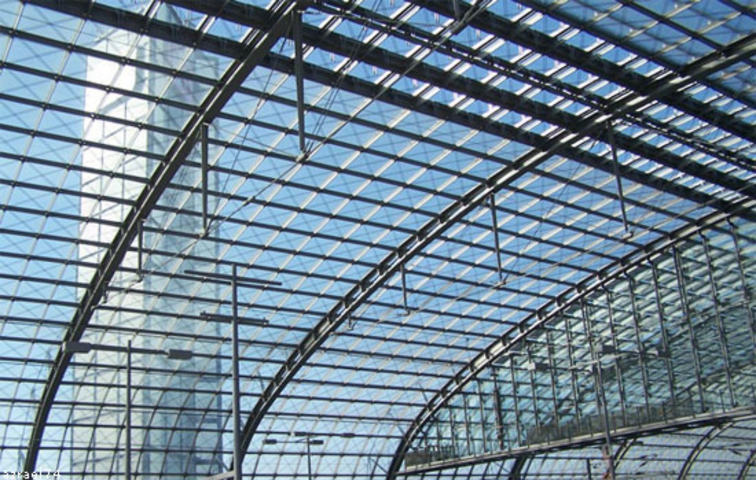 Berlins Hauptbahnhof ist nun, Ende Mai 2006, fertig. Mit dem Prestigebau am Regierungsviertel bekommt die Hauptstadt zugleich ein weiteres Einkaufszentrum.