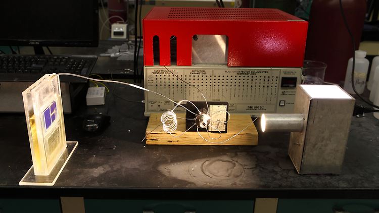 Simuliertes Sonnenlicht speist eine Solarzelle, die Kohlendioxid aus der Atmosphäre in Syngas umwandelt.