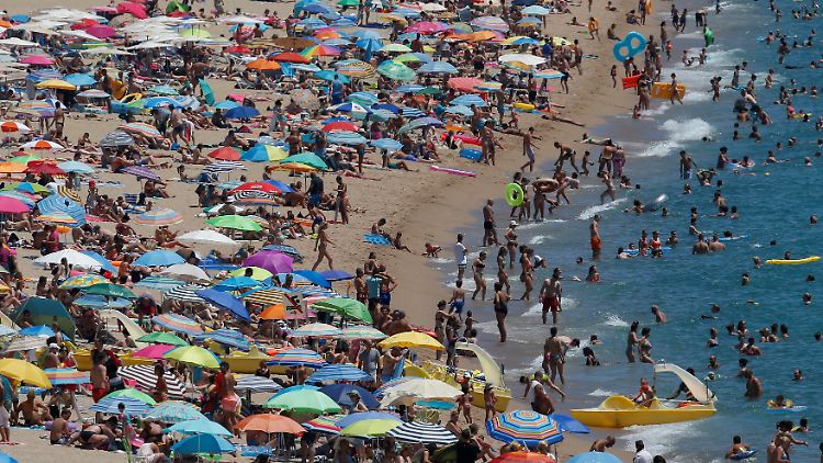 Am Strand von Calella ist es Ende Juli richtig voll. 