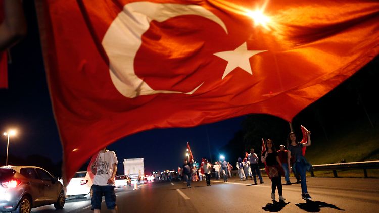 Nach dem Putsch fordern angeblich Tausende AKP-Anhänger die Wiedereinführung der Todesstrafe.