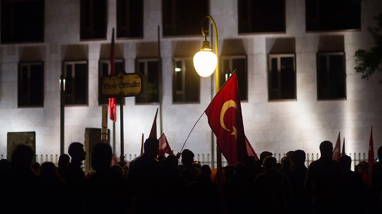 Bereits vor zwei Wochen protestierten Hunderte vor der türkischen Botschaft in Berlin gegen den Putschversuch - es blieb friedlich.