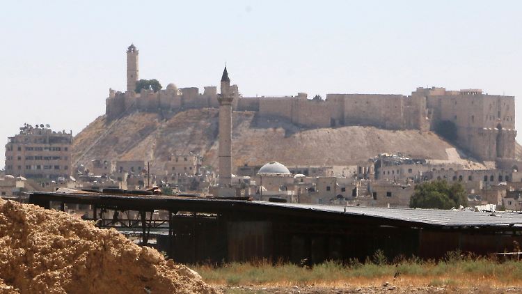 Das Bild zeigt die von Regierungstruppen gehaltene Zitadelle von Aleppo - aus der Perspektive der von Rebellen gehaltenen Viertel.