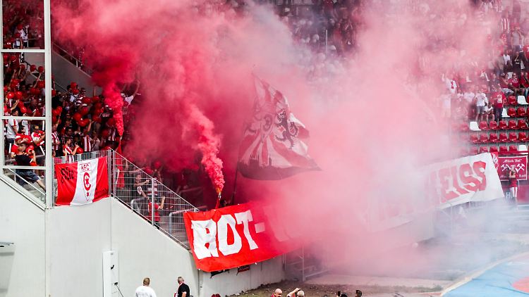 Auch die Pyrotechnik half den Hausherren nicht: Halle gewann in Erfurt.